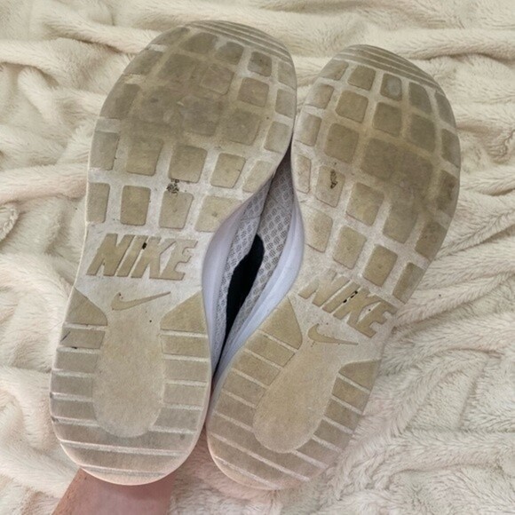 Nike Roshe One sneakers size 7.5 white black athletic shoes - Picture 6 of 7